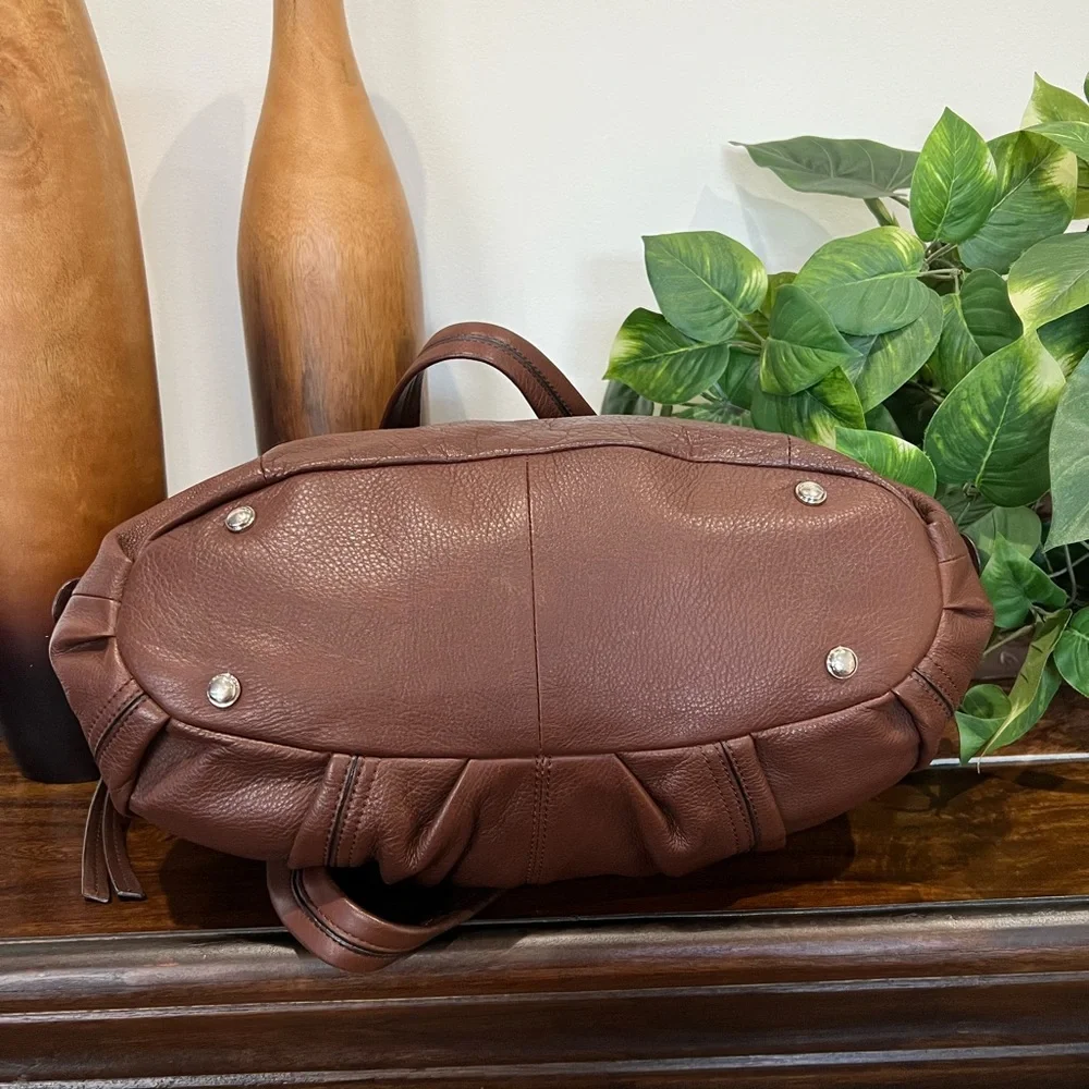 B. Makowsky Large Leather Shoulder Tote Bag - Picture 2 of 13